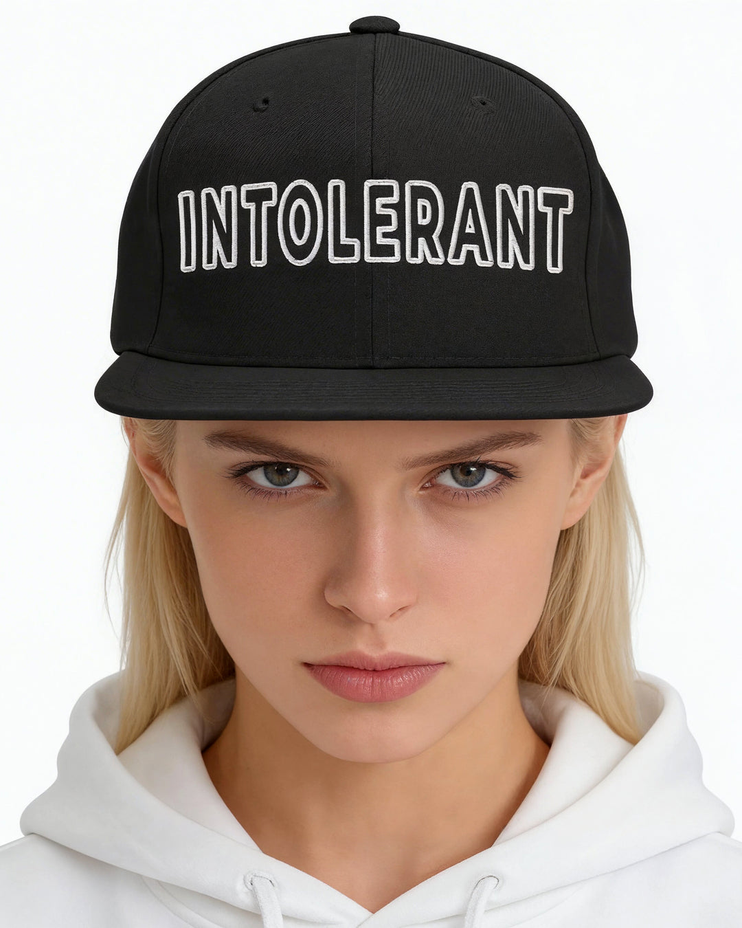 Eine junge blonde Frau trägt eine schwarze INTOLERANT Classic Edition Cap mit edler Logo-Stickerei.