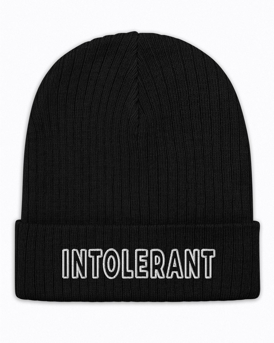 Weitere Nahaufnahme der schwarzen INTOLERANT Beanie – fühlbare Qualität und excellente Verarbeitung.