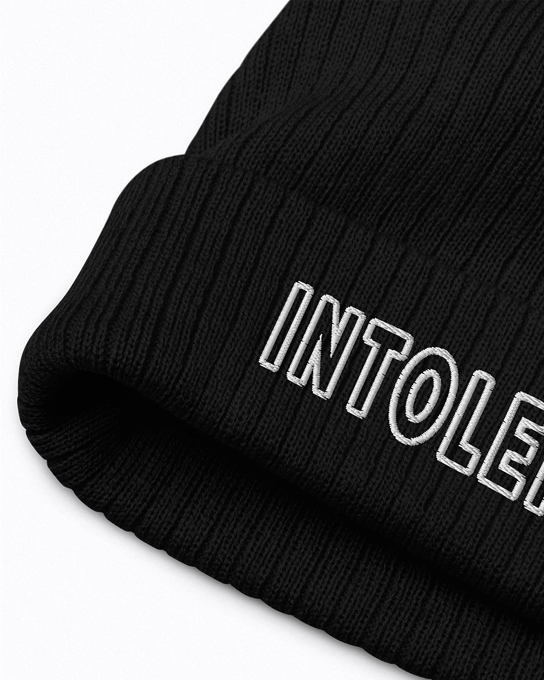 Nahaufnahme der schwarzen INTOLERANT Beanie – hochwertiges Material und sauberer weißer Stick.