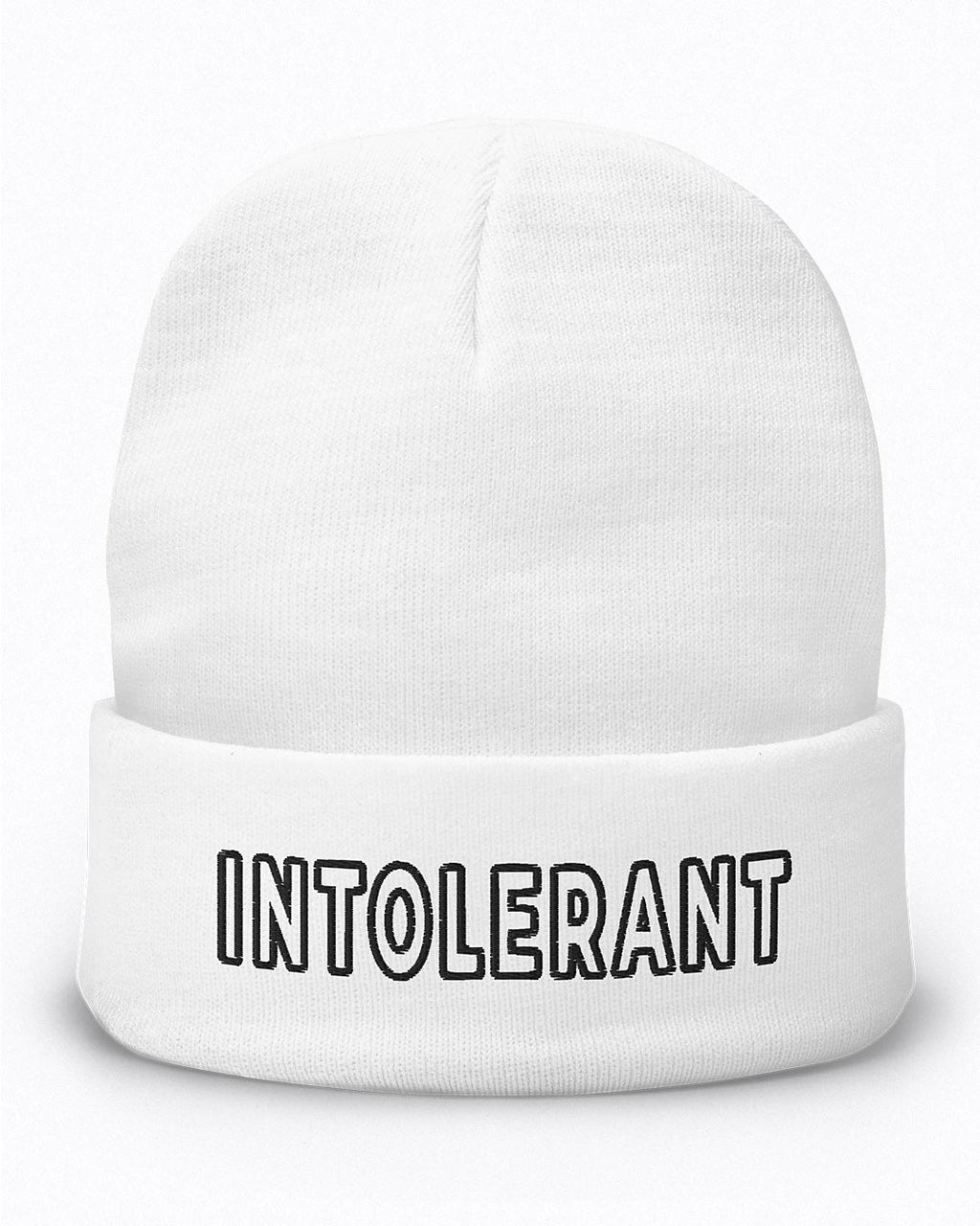 Aufnahme des schwarzen INTOLERANT Sticks auf der weißen Beanie – fühlbare Qualität und saubere Verarbeitung.