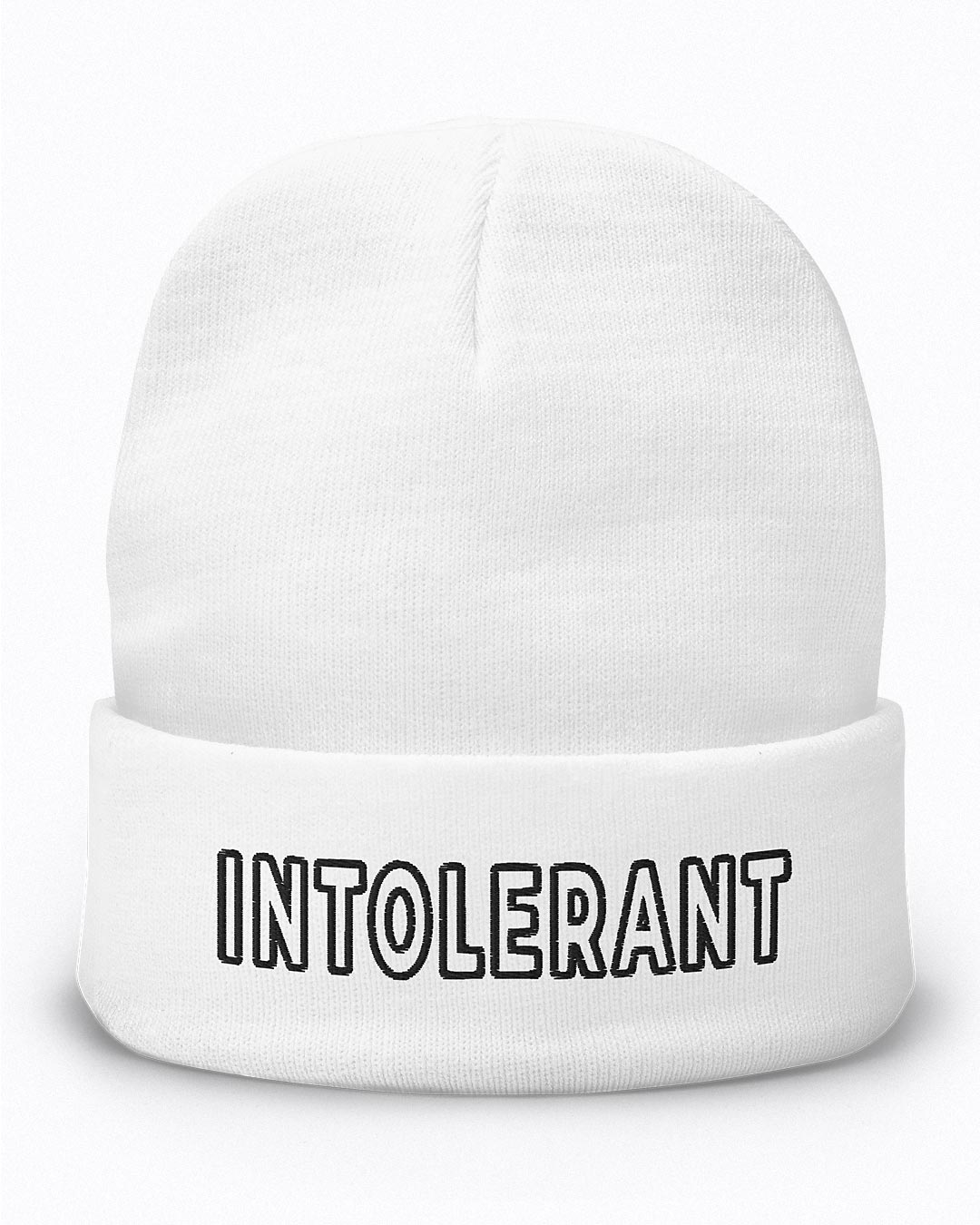 Aufnahme des schwarzen INTOLERANT Sticks auf der weißen Beanie – fühlbare Qualität und saubere Verarbeitung.