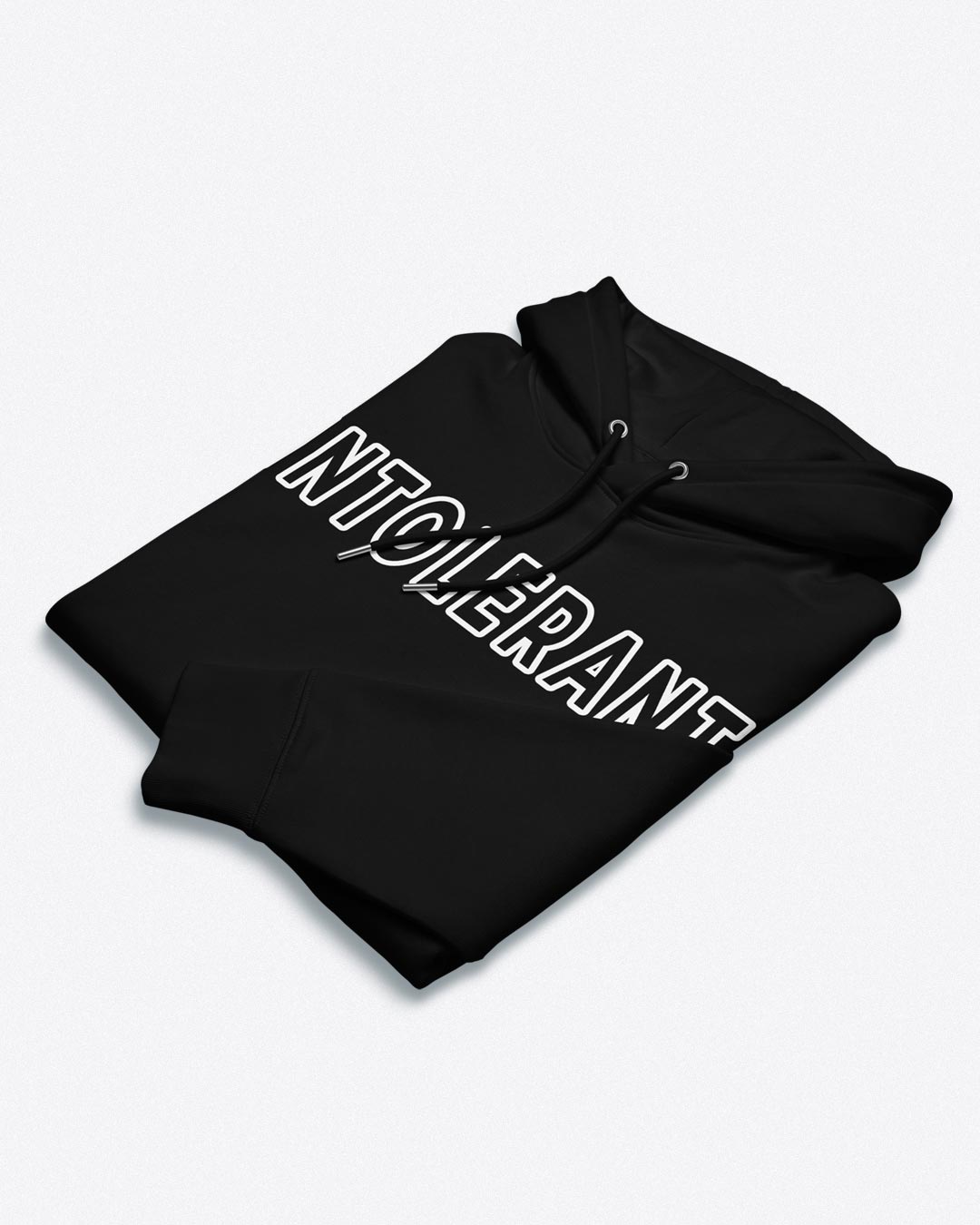 Nahaufnahme des weißen INTOLERANT Drucks auf schwarzem Hoodie – scharfe Kanten für ein klares und provokantes Statement.