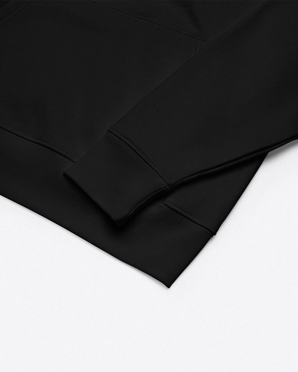 Detailaufnahme des schwarzem INTOLERANT Hoodie-Stoff – schwerer Stoff und qualitativ hochwertige Verarbeitung.