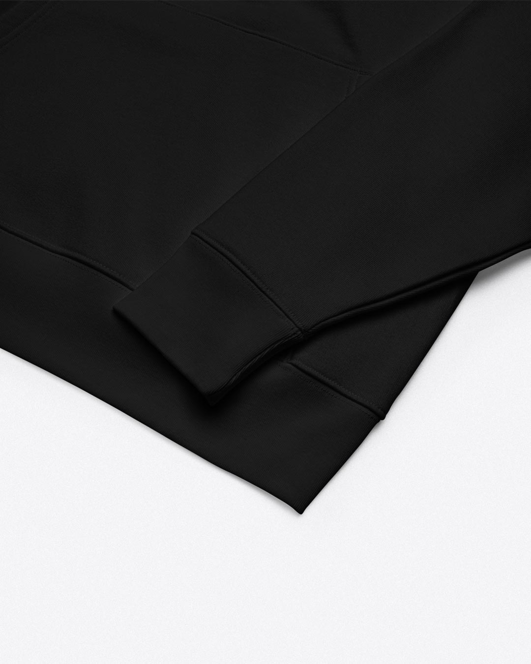 Detailaufnahme des schwarzem INTOLERANT Hoodie-Stoff – schwerer Stoff und qualitativ hochwertige Verarbeitung.