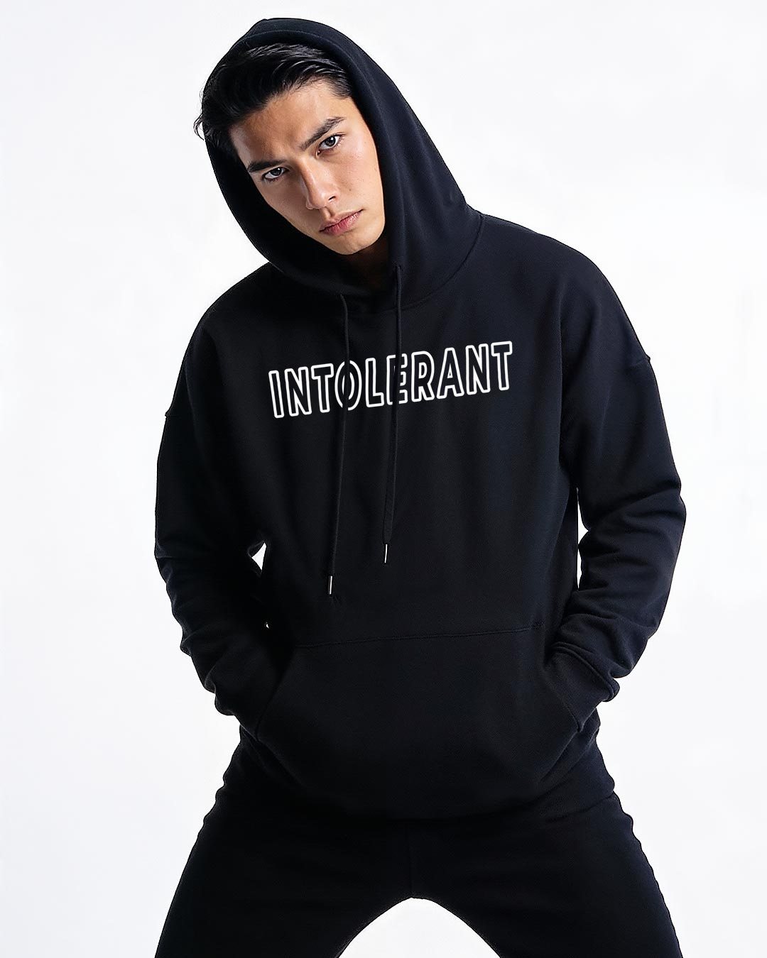 Junger Mann präsentiert den schwarzen INTOLERANT Classic Hoodie in souveräner Pose – klassisch-modernes Design für einen starken Auftritt.