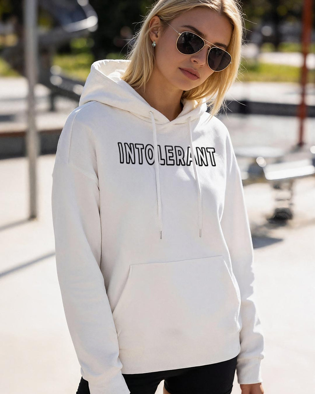 Brustbild Lifestyle-Aufnahme einer jungen Frau im weißen INTOLERANT Classic Hoodie – ein Statement für eine saubere und klare Linie.