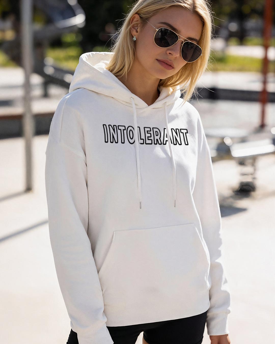 Brustbild Lifestyle-Aufnahme einer jungen Frau im weißen INTOLERANT Classic Hoodie – ein Statement für eine saubere und klare Linie.