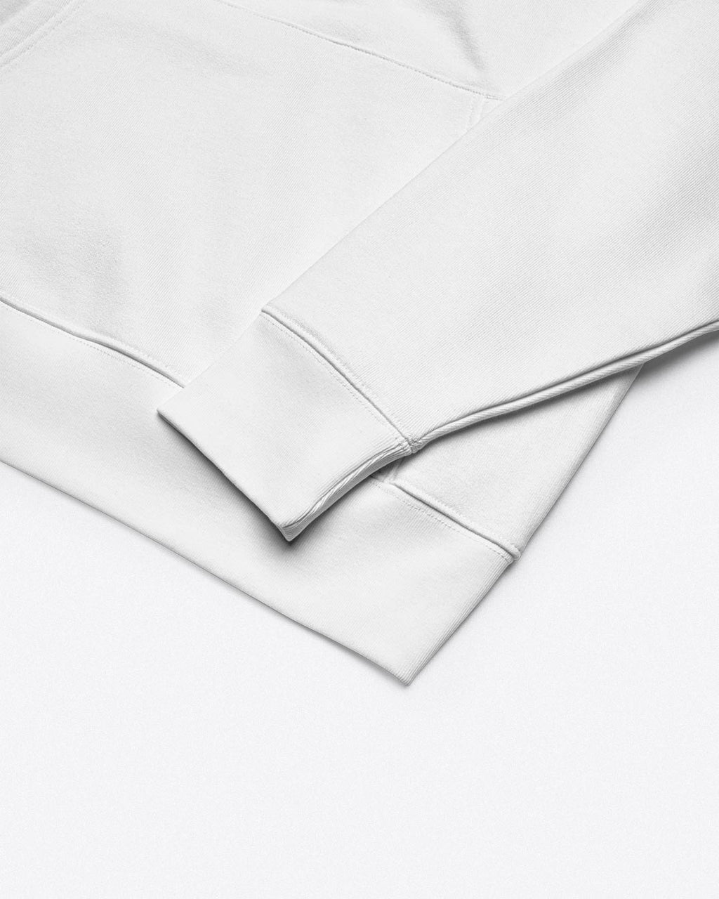 Detailaufnahme des hochwertigen weißen INTOLERANT Classic Hoodies – präzise Konturen und saubere Verarbeitung.