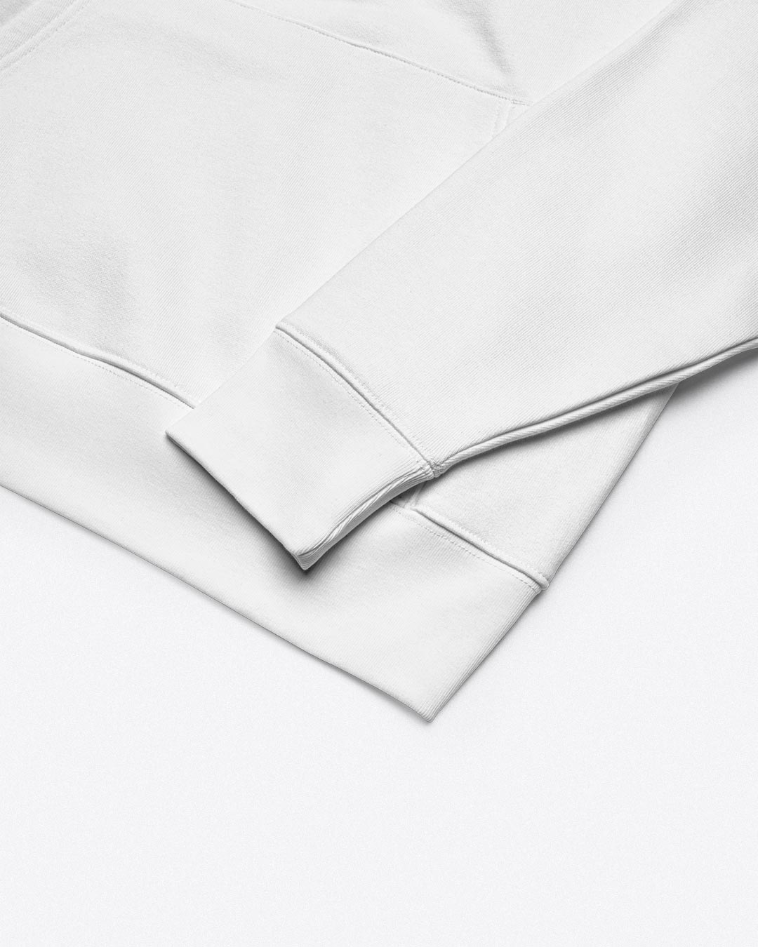 Detailaufnahme des hochwertigen weißen INTOLERANT Classic Hoodies – präzise Konturen und saubere Verarbeitung.