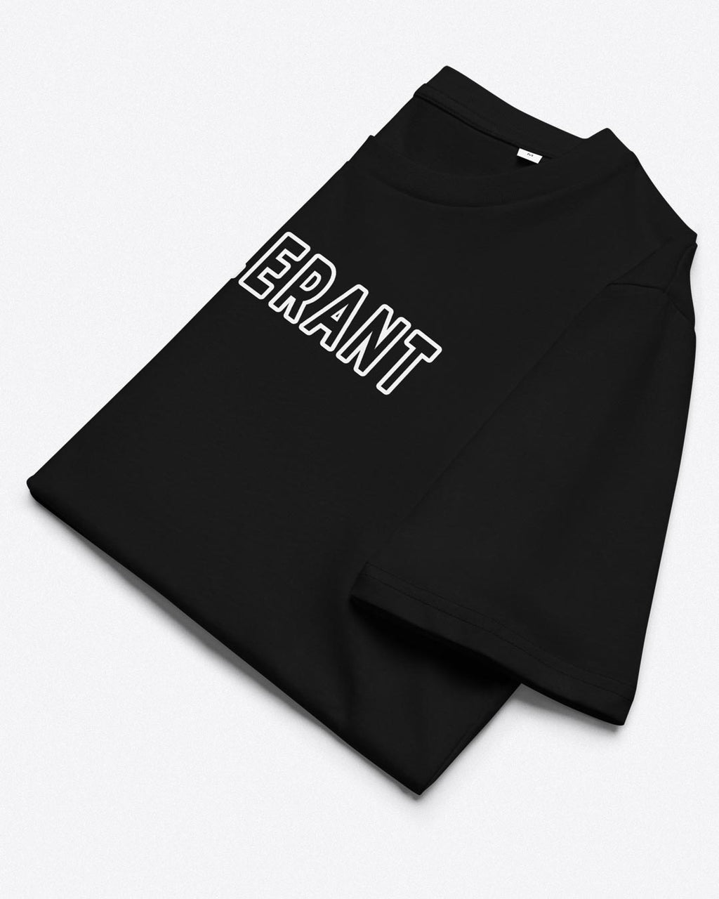 Nahaufnahme des weißen INTOLERANT Drucks auf schwarzem Textil – scharfe Kanten und hohe Deckkraft für ein unmissverständliches Statement.