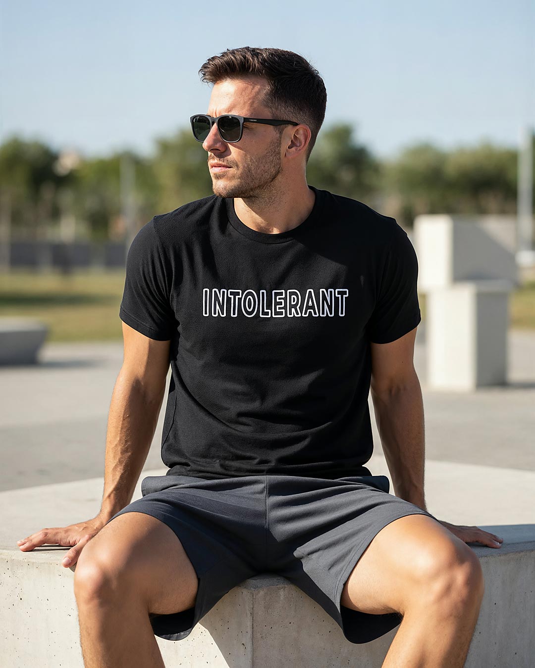 Lifestyle-Aufnahme eines jungen Mannes im schwarzen INTOLERANT Classic T-Shirt – verkörpert Disziplin und Eleganz in einem modernen Stil.