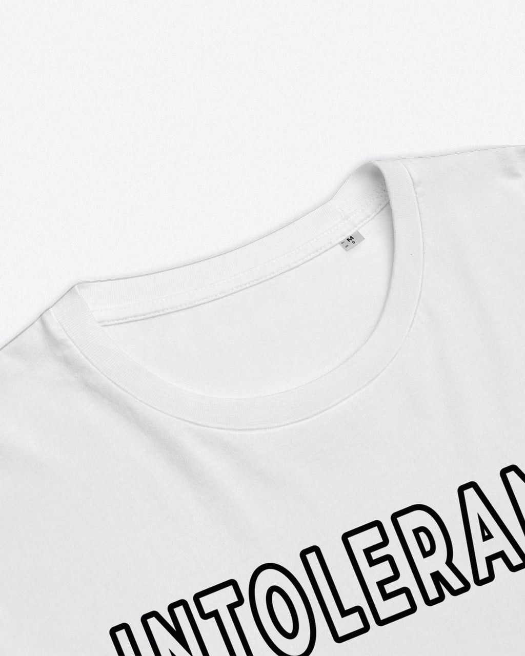 Detailaufnahme des schwarzen INTOLERANT Logo-Drucks auf weißem Textil – präzise Veredelung und klare Linien für ein starkes Statement.