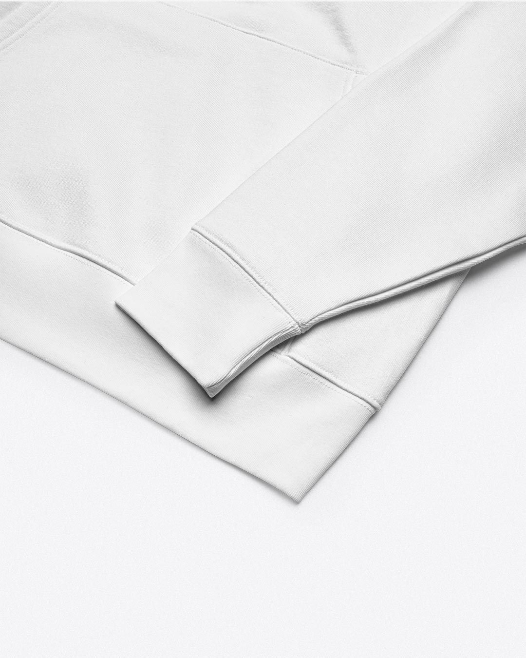 Detailaufnahme der Bünde des weißen INTOLERANT Minimal Hoodies – sichtbare Qualität und erstklassige Verarbeitung.