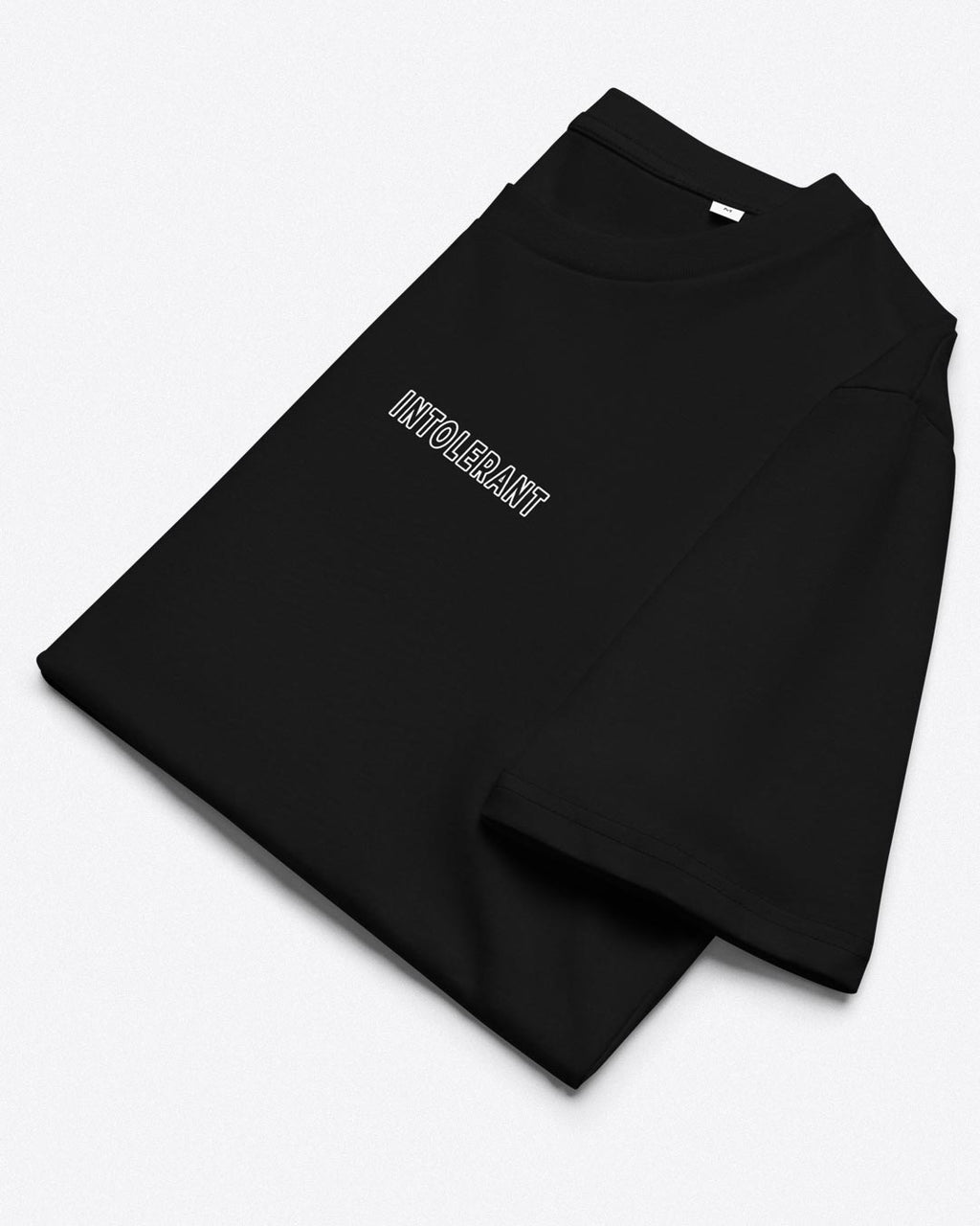 Gesamtaufnahme des gefalteten schwarzen INTOLERANT T-Shirts – präzise Linienführung auf schwarzem Stoff für einen denkwürdigen Auftritt.