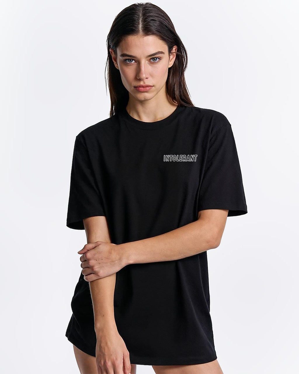 Professionelle Studioaufnahme eines Model im schwarzen INTOLERANT Minimal T-Shirt – dezenter Look mit Fokus auf ein minimalistisches Design.