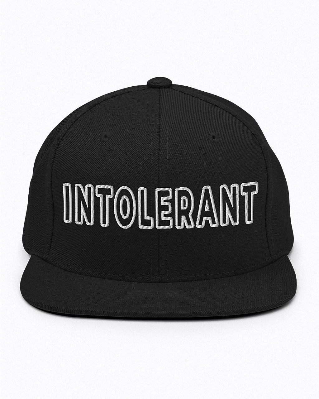 Frontalansicht der schwarzen Essential Snapback Cap – zeigt den zentrierten, massiven INTOLERANT Stick und die stabile Form.
