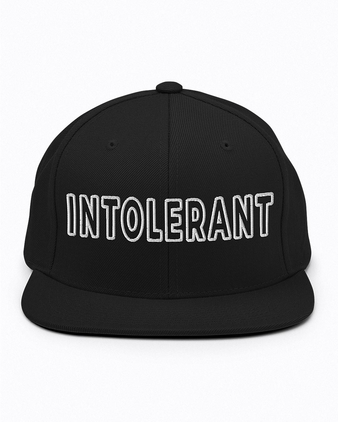 Frontalansicht der schwarzen Essential Snapback Cap – zeigt den zentrierten, massiven INTOLERANT Stick und die stabile Form.