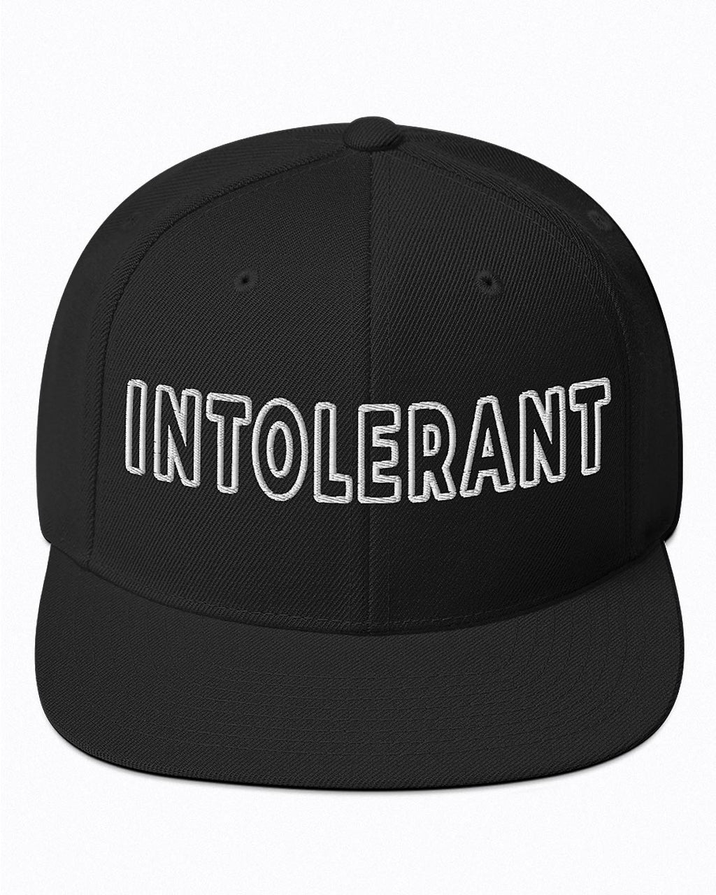 Weitere Frontalansicht der schwarzen INTOLERANT Essential Snapback Cap – zeigt den hochwertigen weißen Stick und die klassische Form.