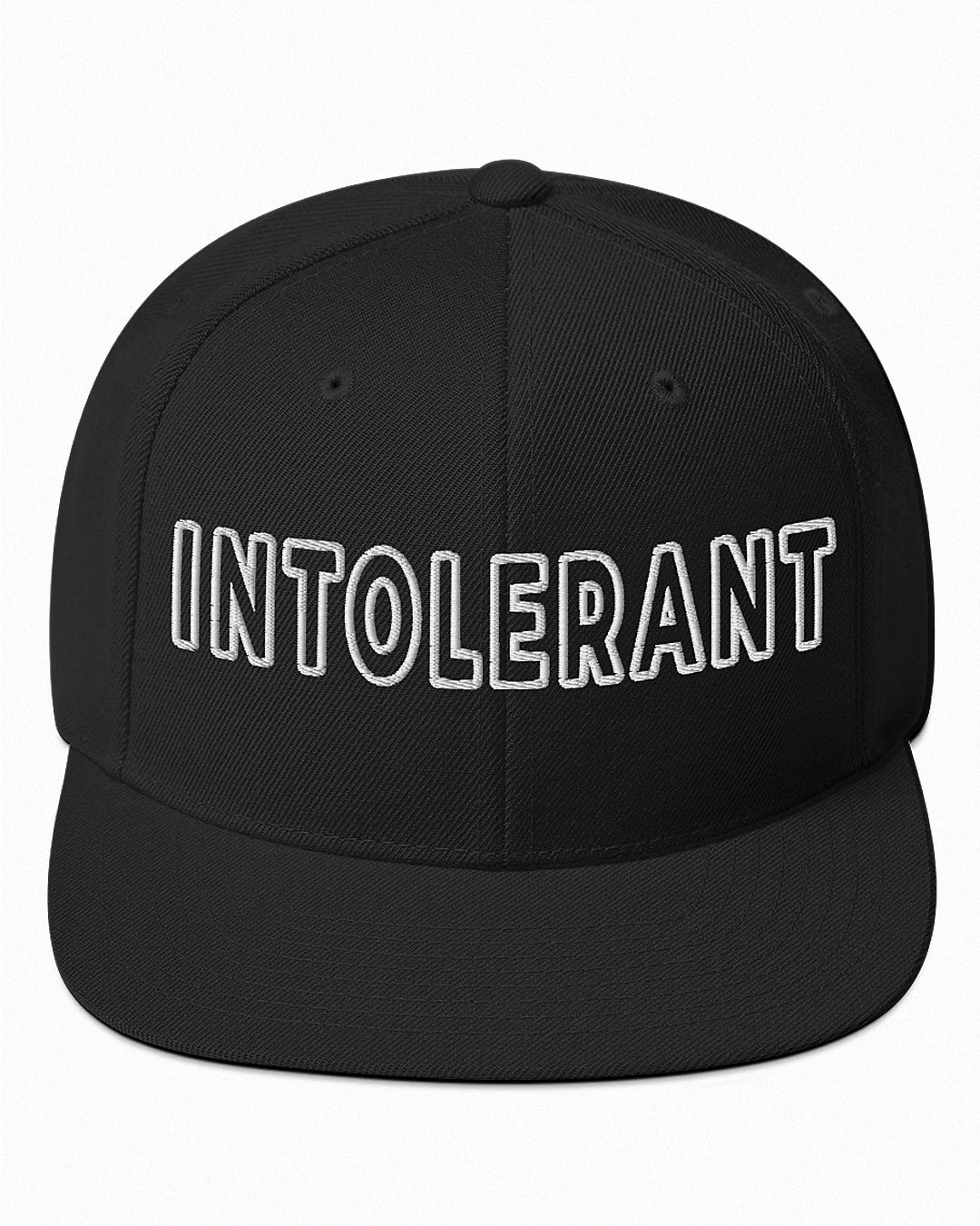 Weitere Frontalansicht der schwarzen INTOLERANT Essential Snapback Cap – zeigt den hochwertigen weißen Stick und die klassische Form.