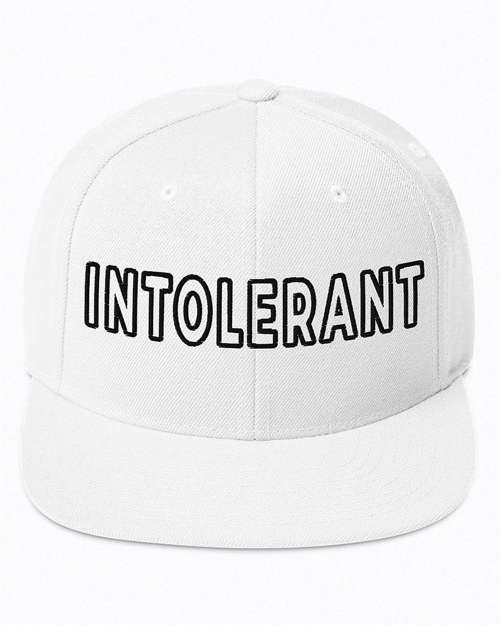 Frontalansicht der weißen Essential Snapback Cap von INTOLERANT – zeigt den zentrierten, massiven Stick und die stabile Form.