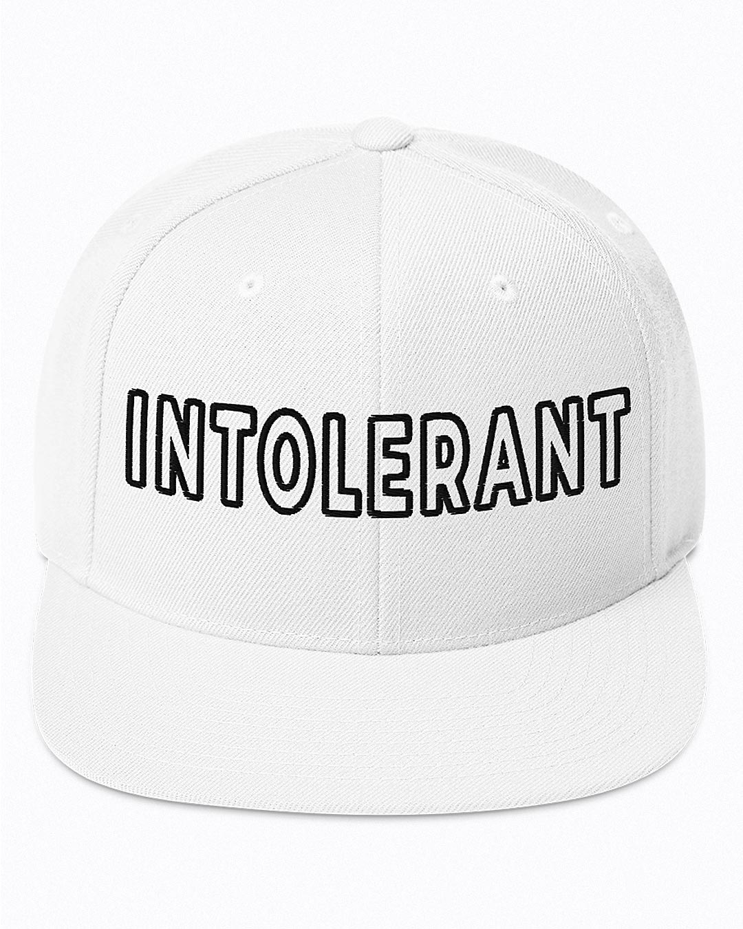 Frontalansicht der weißen Essential Snapback Cap von INTOLERANT – zeigt den zentrierten, massiven Stick und die stabile Form.
