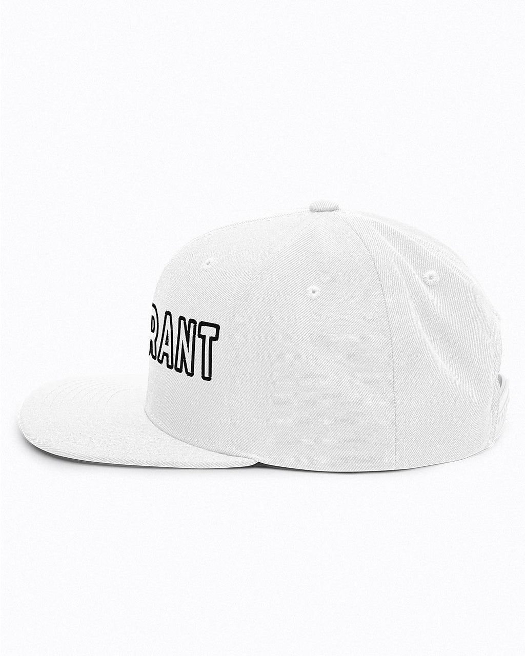 Linke Seitenansicht der weißen INTOLERANT Snapback Cap – Fokus auf die Formbeständigkeit und die hochwertige Veredelung.
