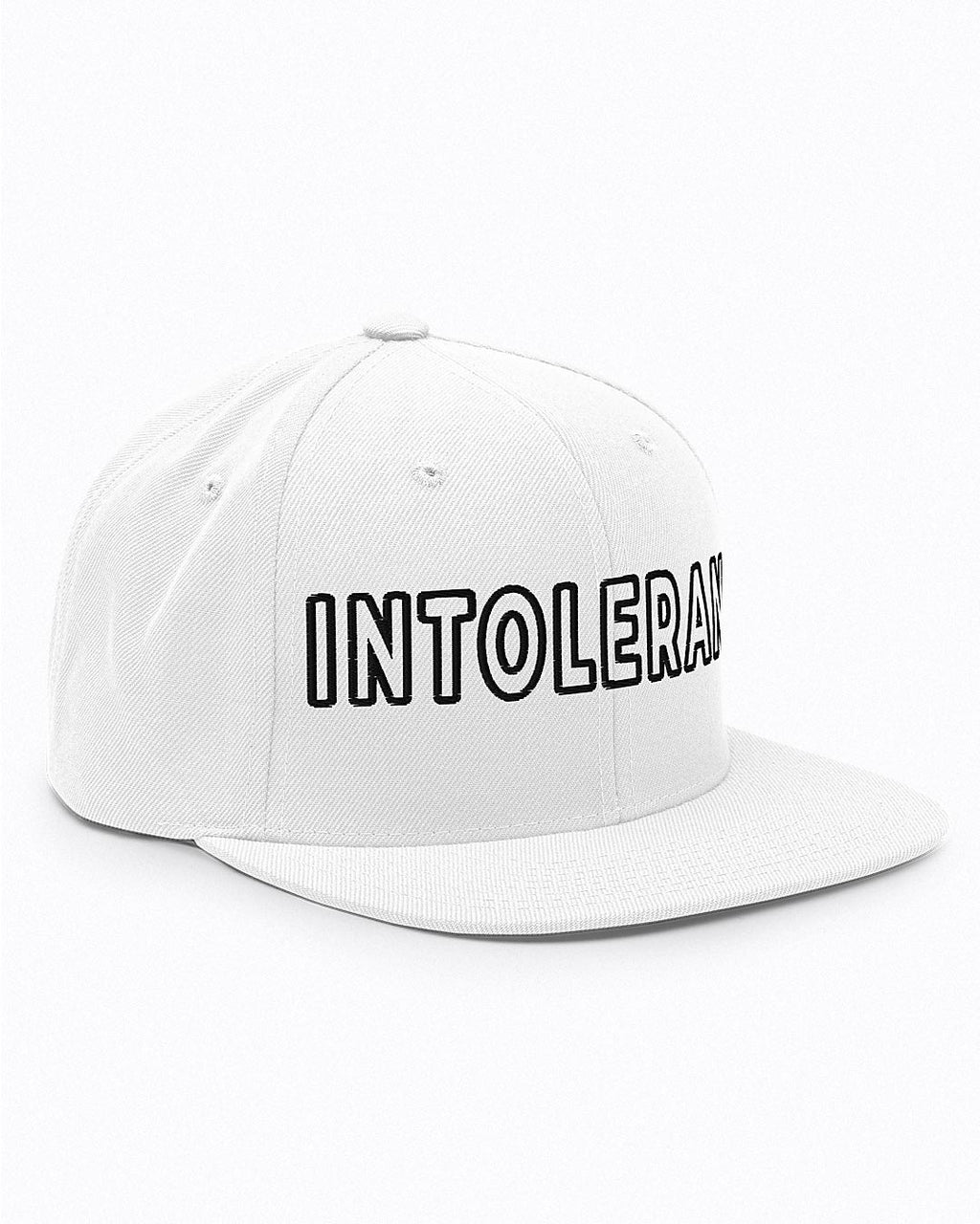 Seitenprofil der weißen INTOLERANT Snapback Cap – zeigt die hochwertigen Belüftungsösen und die saubere Linienführung des Panels.