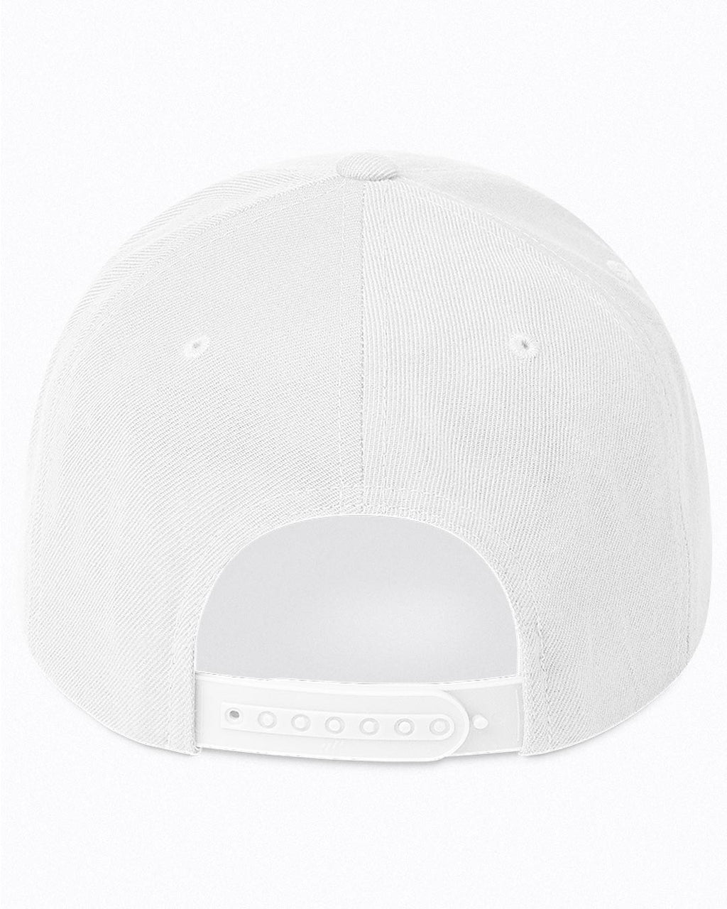 Rückansicht der weißen Essential Snapback Cap von INTOLERANT mit verstellbarem Kunststoff-Verschluss – zur individuellen Größenanpassung für optimalen Sitz.