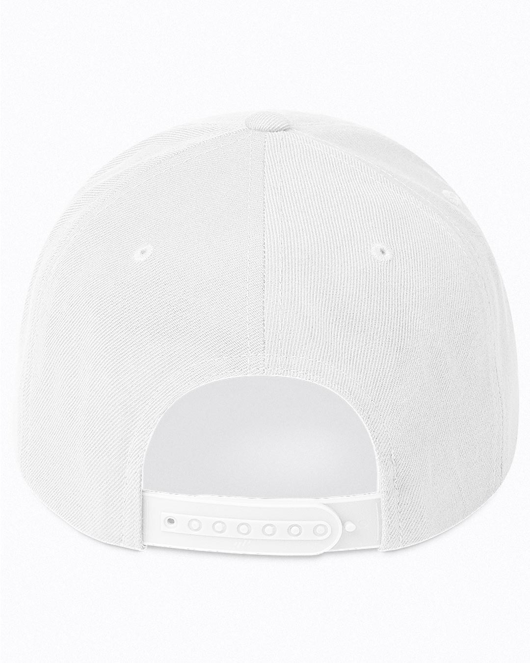Rückansicht der weißen Essential Snapback Cap von INTOLERANT mit verstellbarem Kunststoff-Verschluss – zur individuellen Größenanpassung für optimalen Sitz.