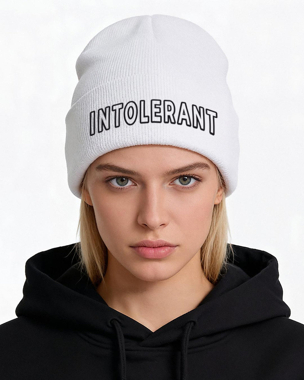 Junges Model mit der weißen INTOLERANT Statement Beanie – winterlicher Look mit Fokus auf dem hochwertigen Front-Stick.