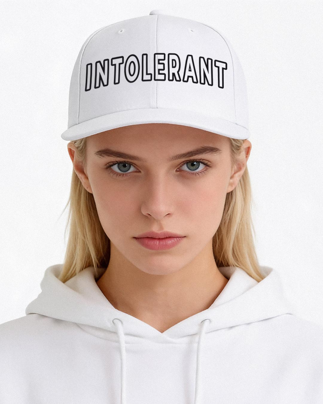 Junges Model trägt die weiße INTOLERANT Essential Snapback – klarer, sportlich-konservativer Look mit markantem Stick.