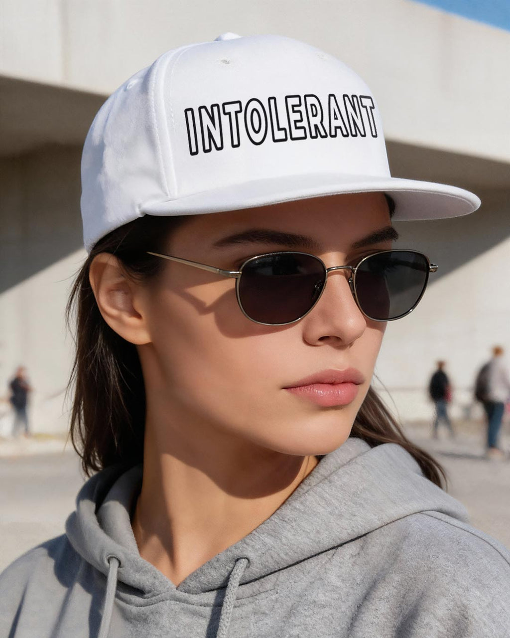 Lifestyle-Ansicht einer junen Frau mit der weißen INTOLERANT Snapback Cap – ein Statement für Stil und Eleganz im Alltag.